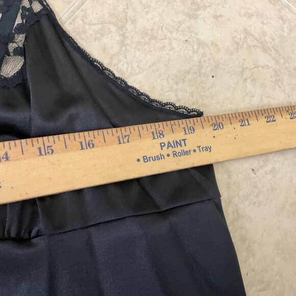 VASSARETTE 44/26 Full Slip Dress Nylon Black Lace Trim Lingerie adj. straps USA - Picture 9 of 10